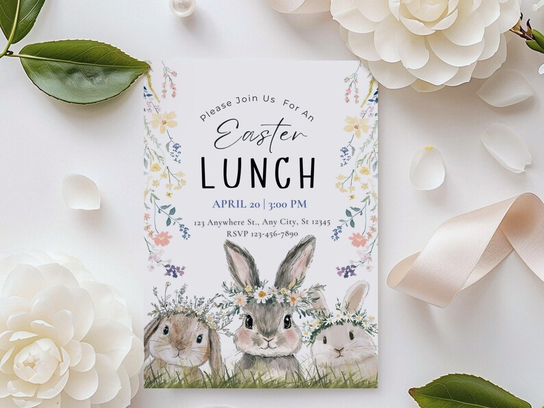 Puede incluir: Una invitaci&oacute;n a un almuerzo de Pascua con un borde floral y tres conejos con coronas de flores. La invitaci&oacute;n dice "Por favor, &uacute;nase a nosotros para un almuerzo de Pascua" e incluye la fecha, la hora, la direcci&oacute;n y la informaci&oacute;n de RSVP.