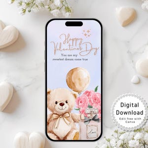 Może przedstawiać: Mockup ekranu telefonu z motywem Walentynek. Tło jest jasnoniebieskie z efektem akwareli. Tekst brzmi "Happy Valentine's Day You are my sweetest dream come true". Jest tam pluszowy miś trzymający butelkę perfum i różowy balon.