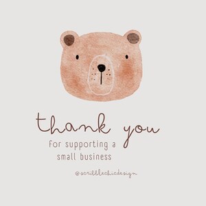Puede incluir: Una ilustraci&oacute;n de acuarela de un oso marr&oacute;n con un mensaje de agradecimiento por apoyar un peque&ntilde;o negocio. El texto dice "gracias por apoyar un peque&ntilde;o negocio @scribblechickdesign."