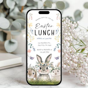 Puede incluir: Una invitaci&oacute;n digital para un almuerzo de Pascua con un borde floral y tres conejos con coronas de flores. La invitaci&oacute;n incluye la fecha, la hora, la direcci&oacute;n y la informaci&oacute;n de RSVP.