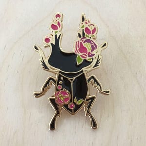 Flower Stag Beetle (Burgundy) - Enamel Pin