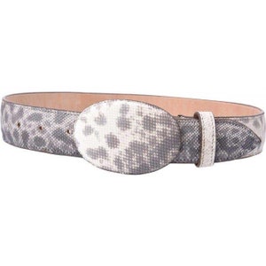 Puede incluir: Un cinturón de piel de serpiente gris y blanco con una hebilla ovalada. La hebilla también es gris y blanca con un patrón de piel de serpiente.