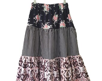 Falda gitana escalonada hecha a mano - Batik floral negro, telas recicladas