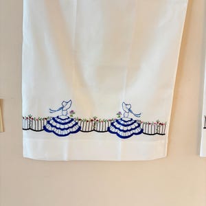 Vintage Pillowcases Embroidered Pepperell vintage 1950s set of 2
