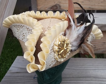 Sombrero de pirata Lolita personalizado con plumas color marfil y encaje color crema.