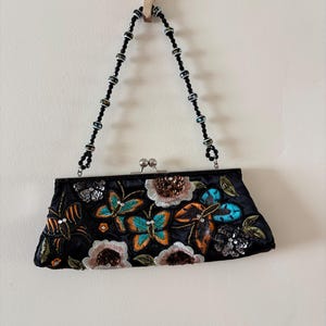 Bolso de noche con cuentas y mariposa bordada, estilo vintage Y2K, negro, azul y marrón.