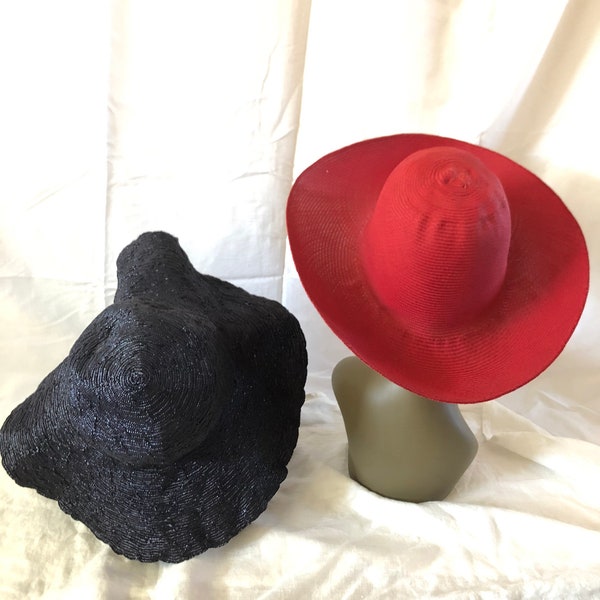 Sombrero de sombrerería vintage en blanco Líneas de capelíqueo rojas y negras