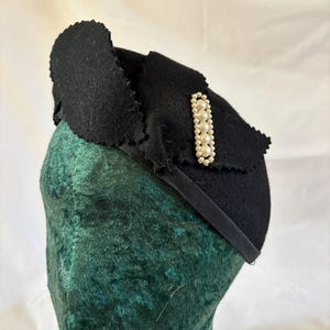 1940s Womens hat vintage black wool felt beret leaves