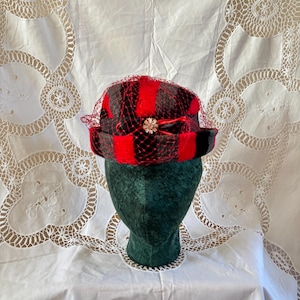 1950s Red Black Striped Hat Curved Brim
