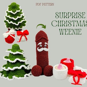 Op de afbeelding: Haakpatroon voor een kerstworst, een grappige en unieke kerstversiering. Het patroon bevat instructies voor het maken van een rood-witte kerstboom, een bruine worst met een kerstmanmuts en een klein rood-wit cadeaudoosje.