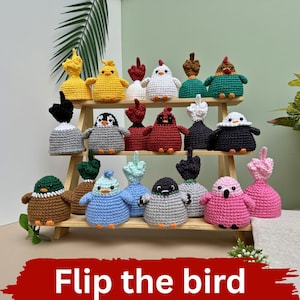Op de afbeelding: Een verzameling gehaakte vogelbeeldjes in verschillende kleuren, waaronder geel, wit, groen, blauw, rood, grijs, zwart en roze. Elke vogel toont een middelvinger. De zin "Flip the bird" is in het rood geschreven.