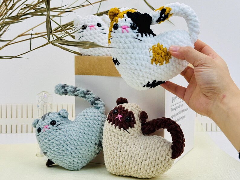 Amigurumi cat with Valentine hearts crochet tutorial