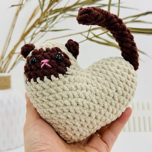 Handmade crochet cat plush with heart details PDF