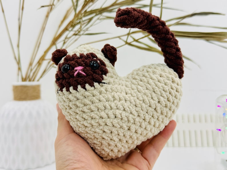 Handmade crochet cat plush with heart details PDF