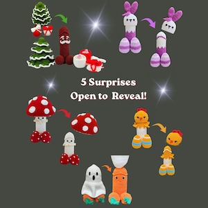 Puede incluir: Una colección de cinco juguetes de ganchillo con fundas exteriores extraíbles. Los diseños incluyen un árbol de Navidad, un conejo morado, una seta roja, un pollito amarillo y un fantasma blanco. El texto 5 Surprises Open to Reveal! aparece.