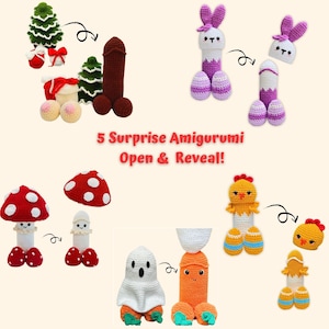 Könnte beinhalten: Gehäkelte Amigurumi-Figuren, darunter ein Weihnachtsbaum, ein Pilz, ein Hase, ein Geist und ein Huhn. Der Text "5 Surprise Amigurumi Open & Reveal!" ist zu sehen. Jede Figur hat ein einzigartiges Design.