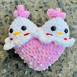 Cute chicken crochet pattern with heart decoration