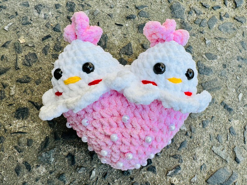 Cute chicken crochet pattern with heart decoration