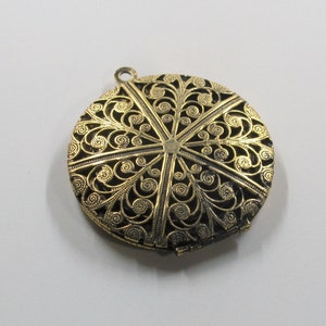 1 Antiqued Gold Filigree Pierced Round locket Pendant 103L