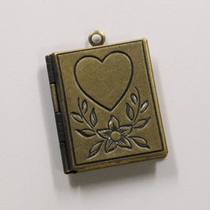 Colgante de latón envejecido con forma de libro y medallón en forma de corazón - 1 pieza - 104L