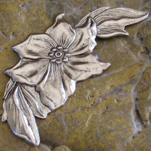 6 Antiqued Silver Poinsettia Metal Stamping Jewelry Findings 255