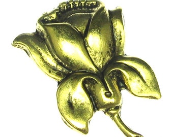 Può includere: Una spilla in metallo dorato a forma di fiore con un design dettagliato. Il fiore ha un centro arrotondato e diversi petali.