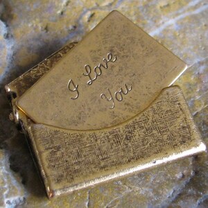 2 Pequenos Envelopes Texturizados de Carta de Amor em Latão Dourado Antigo Encontrando 746T