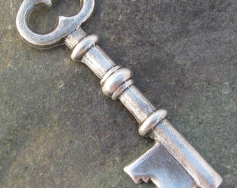 Skeleton Key Charm Old World Silver Jewelry Finding 722 - 6 pieces