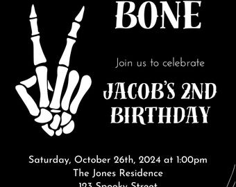 Puede incluir: Invitación negra con temática de Halloween con texto blanco y una mano de esqueleto. La invitación dice "BAD two the BONE" y anuncia el segundo cumpleaños de Jacob el 26 de octubre de 2024. Incluye detalles del evento.
