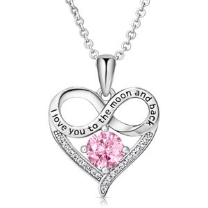 Può includere: Collana color argento con un ciondolo a forma di cuore. Il ciondolo presenta un design a simbolo infinito con le parole "I love you to the moon and back". Una gemma rosa è incastonata al centro, circondata da piccoli cristalli trasparenti.
