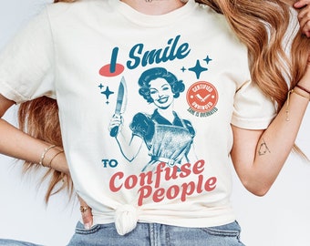 Camiseta con colores retro cómodos: camiseta gráfica "Sonrío para confundir a la gente"