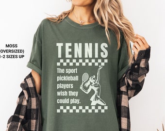 Camiseta de tenis divertida: colores sarcásticos de Pickleball vs. Tenis