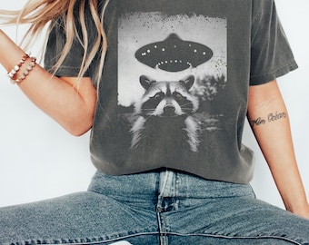 Maglietta divertente con procione UFO - Maglietta Comfort Colors - Regalo per gli amanti degli animali UAP