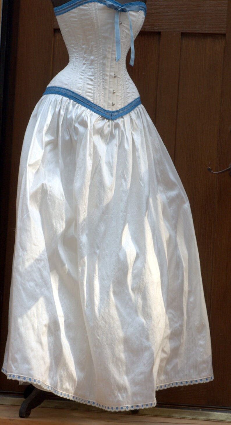 Handgemaakt in Canada Steampunk Victoriaanse trouwjurk: ivoor en blauw korset en rok met stalen baleinen door labellefairy afbeelding 5