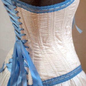 Handgemaakt in Canada Steampunk Victoriaanse trouwjurk: ivoor en blauw korset en rok met stalen baleinen door labellefairy afbeelding 3