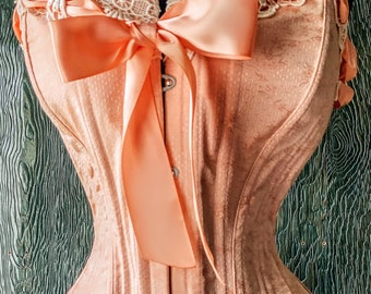 EMMA… Luxuriöses leuchtendes handgearbeitetes viktorianisches viktorianisches Brustkorsett aus Pfirsichbrokatseide mit passenden abnehmbaren, dicken Strumpfhaltern