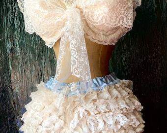Ensemble de lingerie en dentelle ivoire fabriqué à la main : brassière édouardienne à froufrous et culotte
