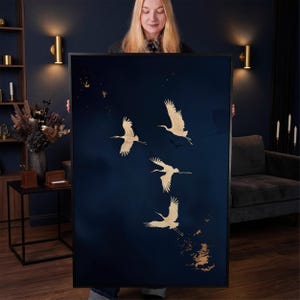 Impression sur toile élégante grues dorées encadrée, fond bleu foncé, toile d'art murale, affiche d'oiseaux en vol, décoration aviaire élégante, prête à accrocher