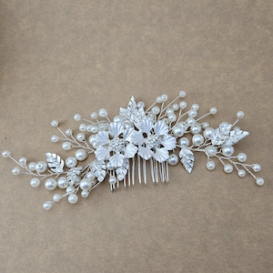 Silver flower Faux Pearl Hair comb, Bridal Hair piece, Bridal Hair Accessories, Wedding Hair Accessory.