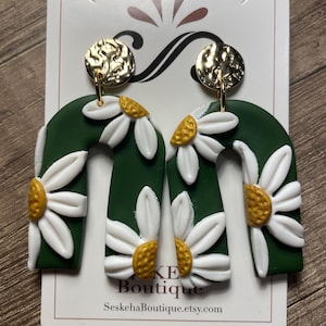 Boucles d’oreilles vertes avec marguerites blanches - Bijoux faits main en argile polymère