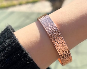 Brazalete de cobre macizo puro martillado, hecho a mano: joyería artesanal única para hombres y mujeres.