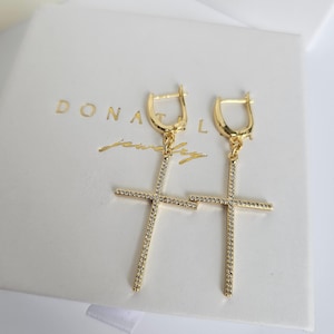 Orecchini a croce in oro pavé di Donatella