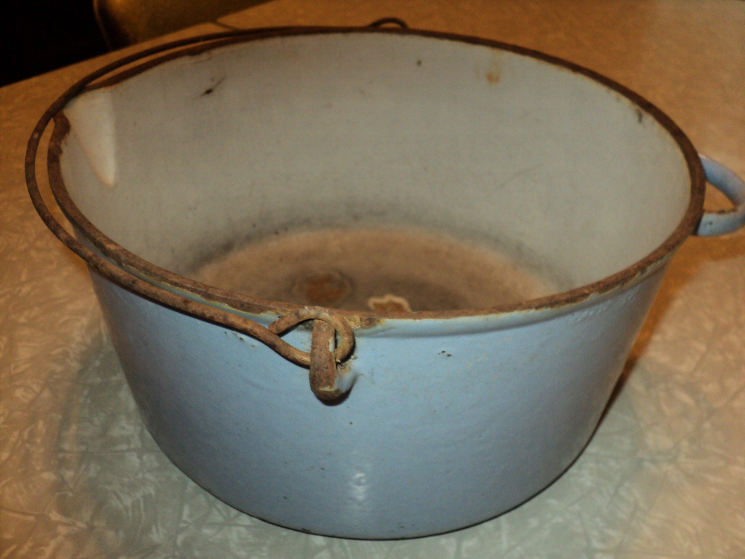 Enamel Pot with Right-Side Pouring Spout