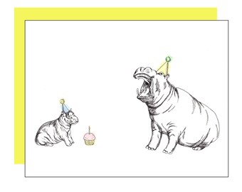 Op de afbeelding: Een zwart-witte illustratie van twee nijlpaarden die feestmutsen dragen. Het grotere nijlpaard geeuwt met zijn bek open. Het kleinere nijlpaard staat naast een roze cupcake met één kaars.
