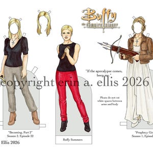 Puede incluir: Un set de muñecas de papel de Buffy Cazavampiros con tres figuras de cabello rubio, varios atuendos que incluyen una blusa negra con pantalones grises, una blusa negra con pantalones rojos y un vestido blanco con chaqueta marrón, más ballesta y espada.