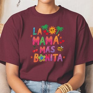 La Mamá Más Bonita Unisex T-Shirt – Spanish Mom Shirt, Regalo Para Mamá, Mother’s Day Gift, Día de las Madres Tee, Latina Mom Gift Idea