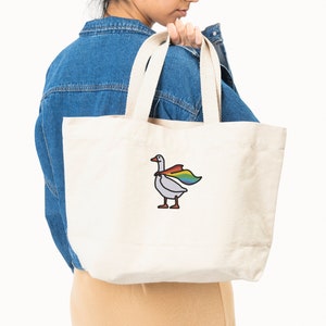 Sac fourre-tout à broderie LGBT Silly Goose, grand sac fourre-tout, broderie Pride Silly Goose University, sac fourre-tout Pride Goose, sac fourre-tout drôle d'oie