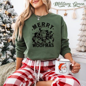 Sudadera navideña para mamá perruna: regalo de Feliz Navidad Military Green