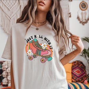 Retro Roller Skating T-Shirt: 70s Skate Party Tee for Women Cream/Tan