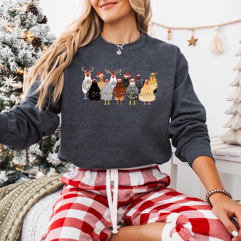 Sweat-shirt amusant avec des poulets de Noël : col rond Holiday Farm Heather Dark Gray